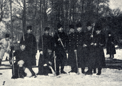 98318 Afbeelding van enkele militairen van de Genie tijdens een oefening op het ijs van een vestinggracht in de ...